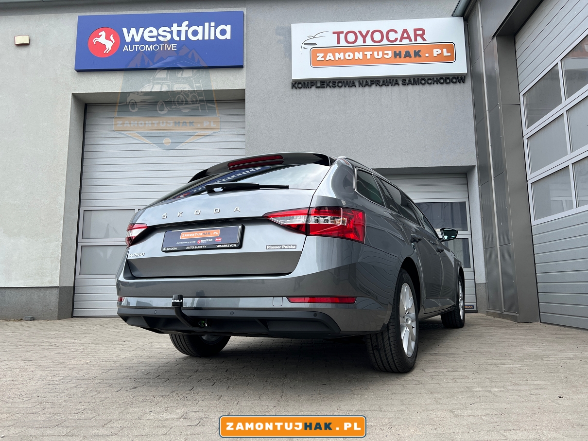 317141600001 najlepszy hak holowniczy od westfalia model a40v na zdjeciu zamontowany w samochodzie skoda superb kombi iii z 2023 roku zdjecie samochodu od tylu z dobrze widocznym hakiem holowniczym